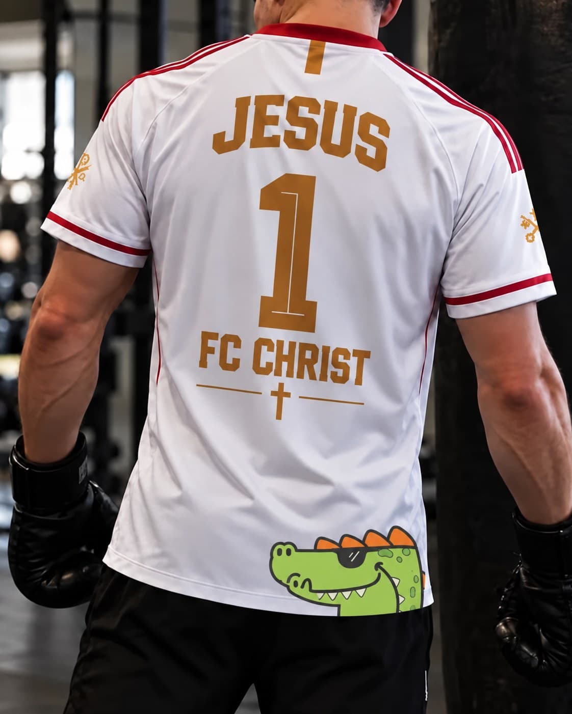 Un t-shirt blanc vu de dos dans une salle de boxe, avec le crocodile à lunettes de la Crococlaquette imprimé en bas du dos.